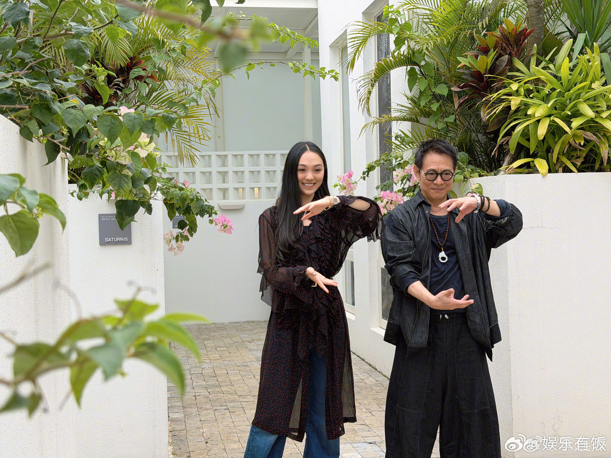 李连杰晒与大女儿合照晒与大女儿合照，暖心称呼女儿“大号棉袄”，太幸福啦！