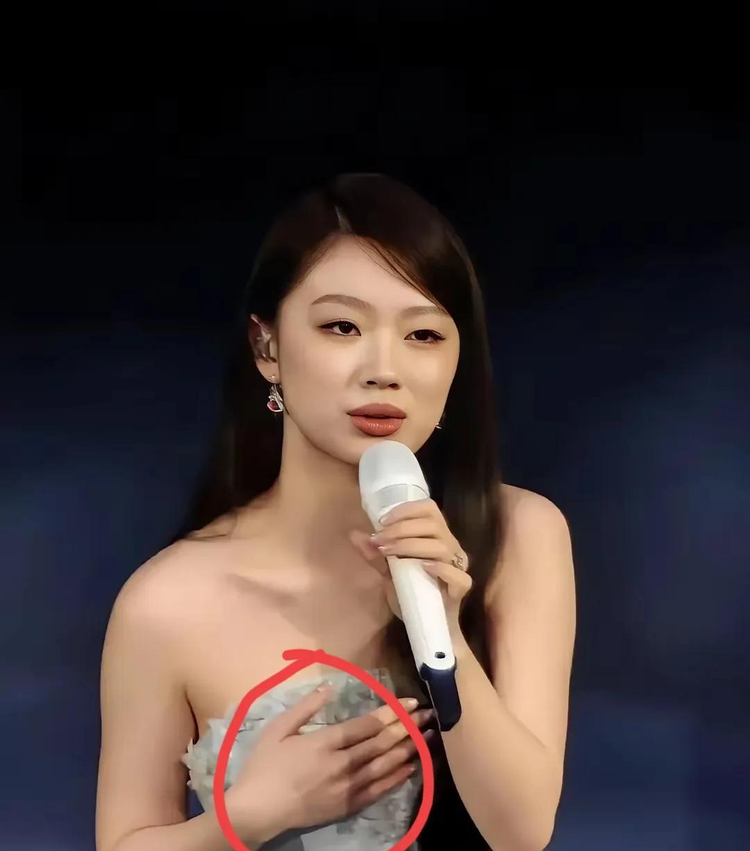 忙完，一打开手机又开始炸锅了！喜欢单依纯和不喜欢单依纯的都沉默了！前几天很多