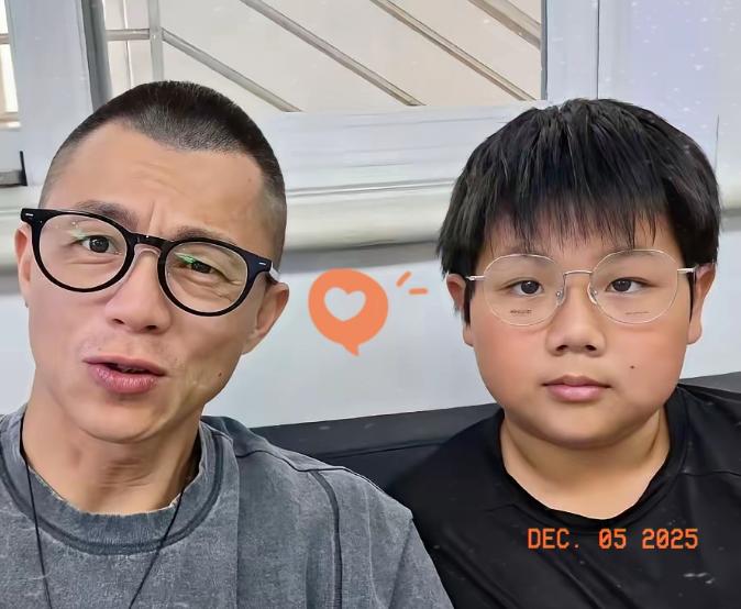 陈震老婆和孩子美国活得滋润，却不知老公陈震已经塌房！车评顶流陈震因偷税漏税被罚