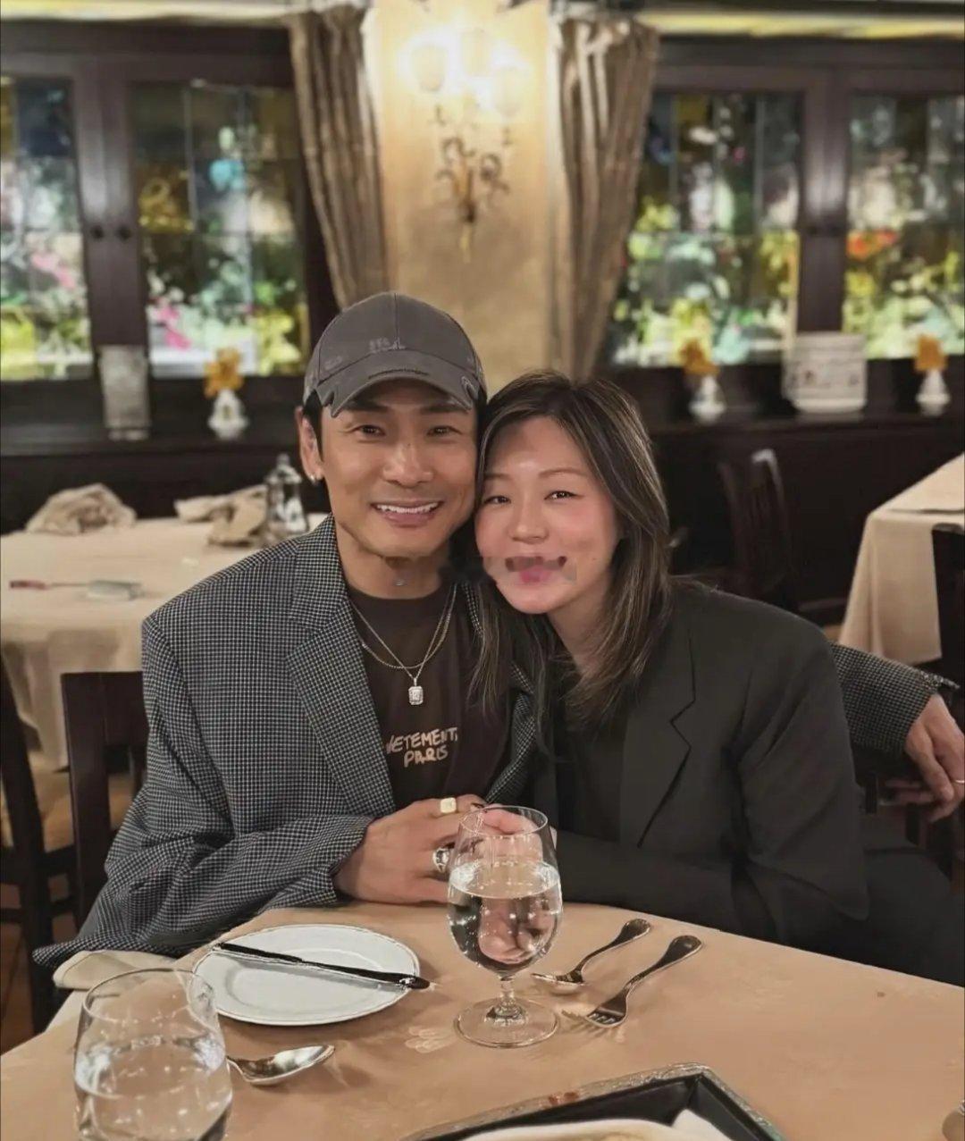 63岁杜德伟晒照庆结婚13周年，与小24岁妻子同框无年龄差，保养得宜，二人幸福甜