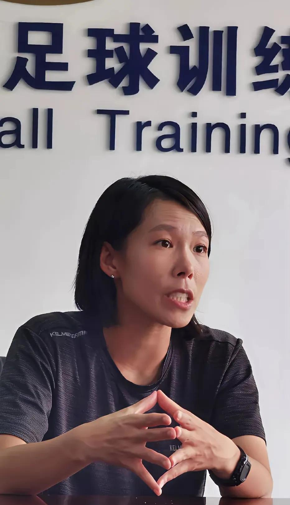 陈婉婷直言“体制不改，砸钱没用”，触怒了足协，以不当言论被停赛+罚款。陈婉婷讲