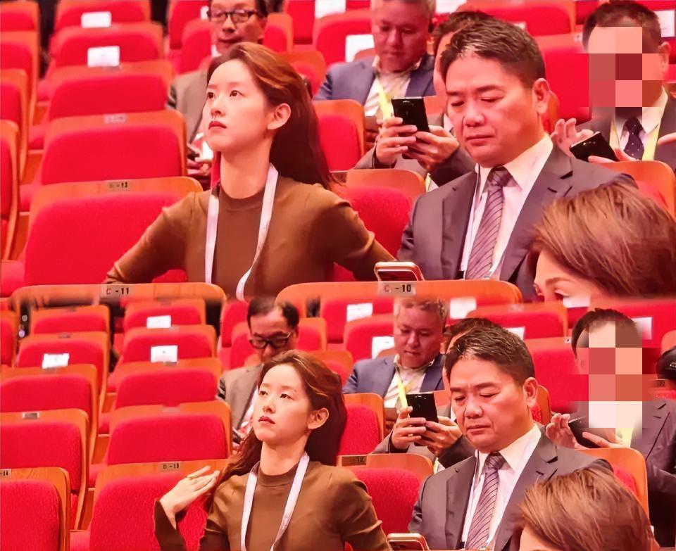 男人果然都一样，老婆一生气，刘强东也头疼。[笑着哭]看章泽天的表情，明显是什么事