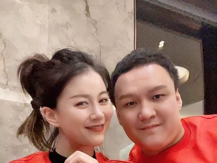 李嘉格说：“我和车澈结婚这么多年，外界以为我是嫁豪门了，会有很多存款，殊不知，车