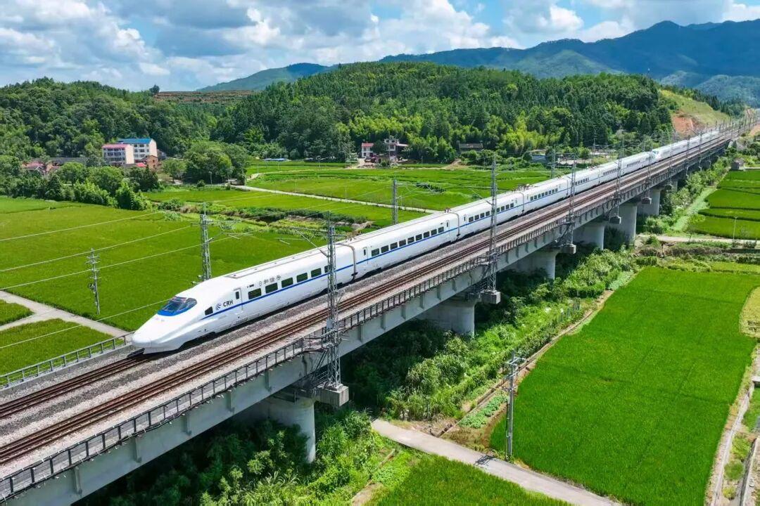 青白江通勤困局：缺的不只是一班早高峰高铁。在成都近郊几个区县里，青白江的通勤