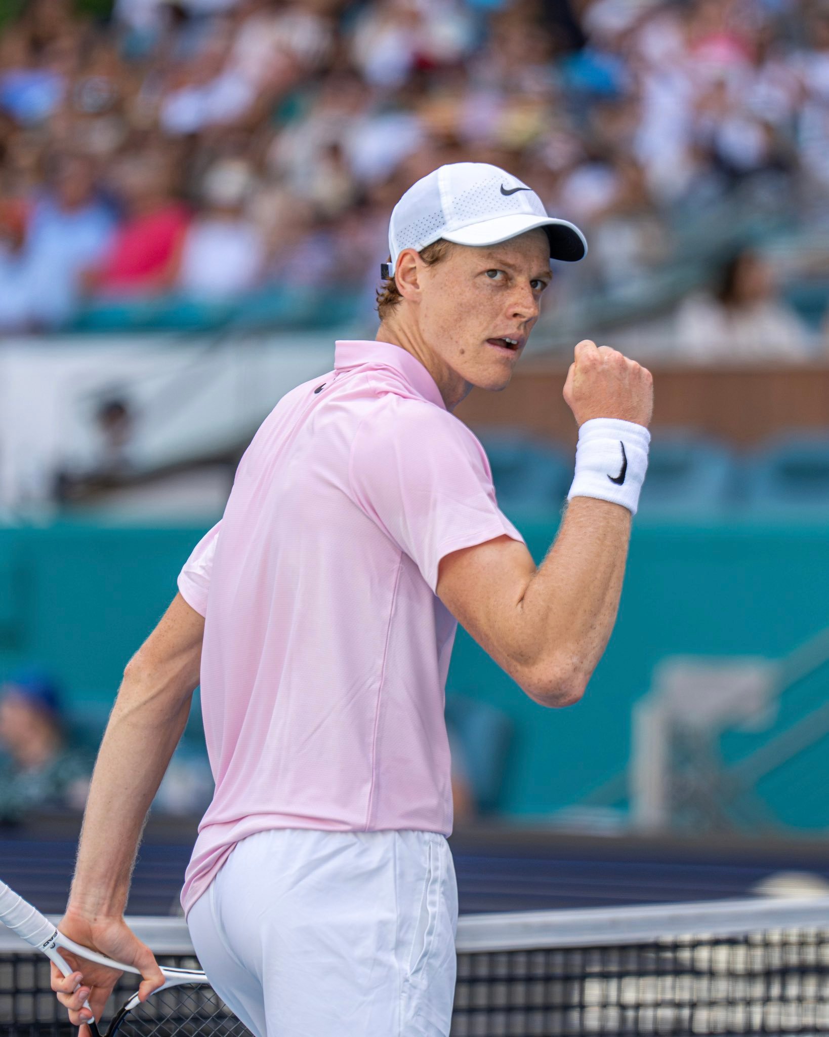 辛纳克服第二盘2-5落后的不利局面，以7-5、7-6(4)战胜本站状态不俗的米克