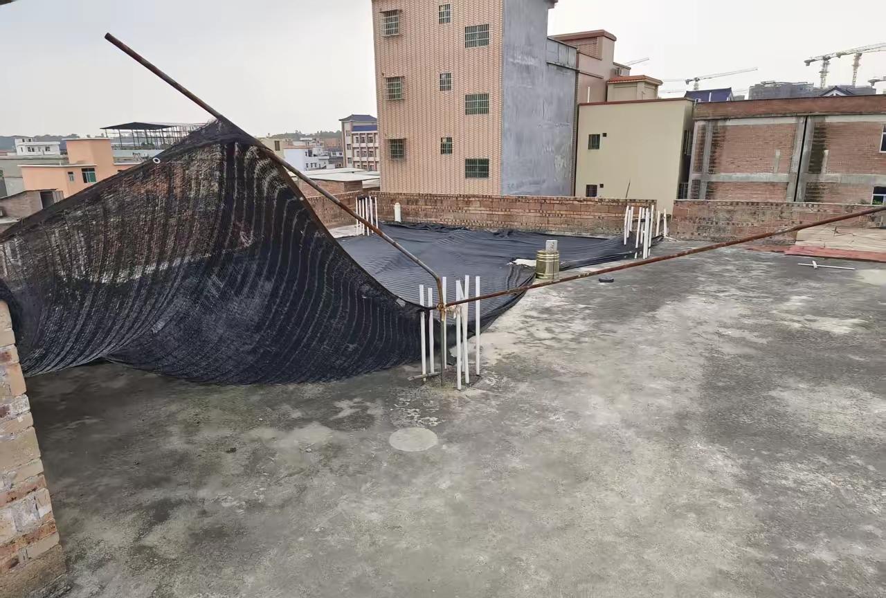 我原来租的一个仓库房东给我年租六万，大概一千平方，三月底到期。我提前三个月与房东