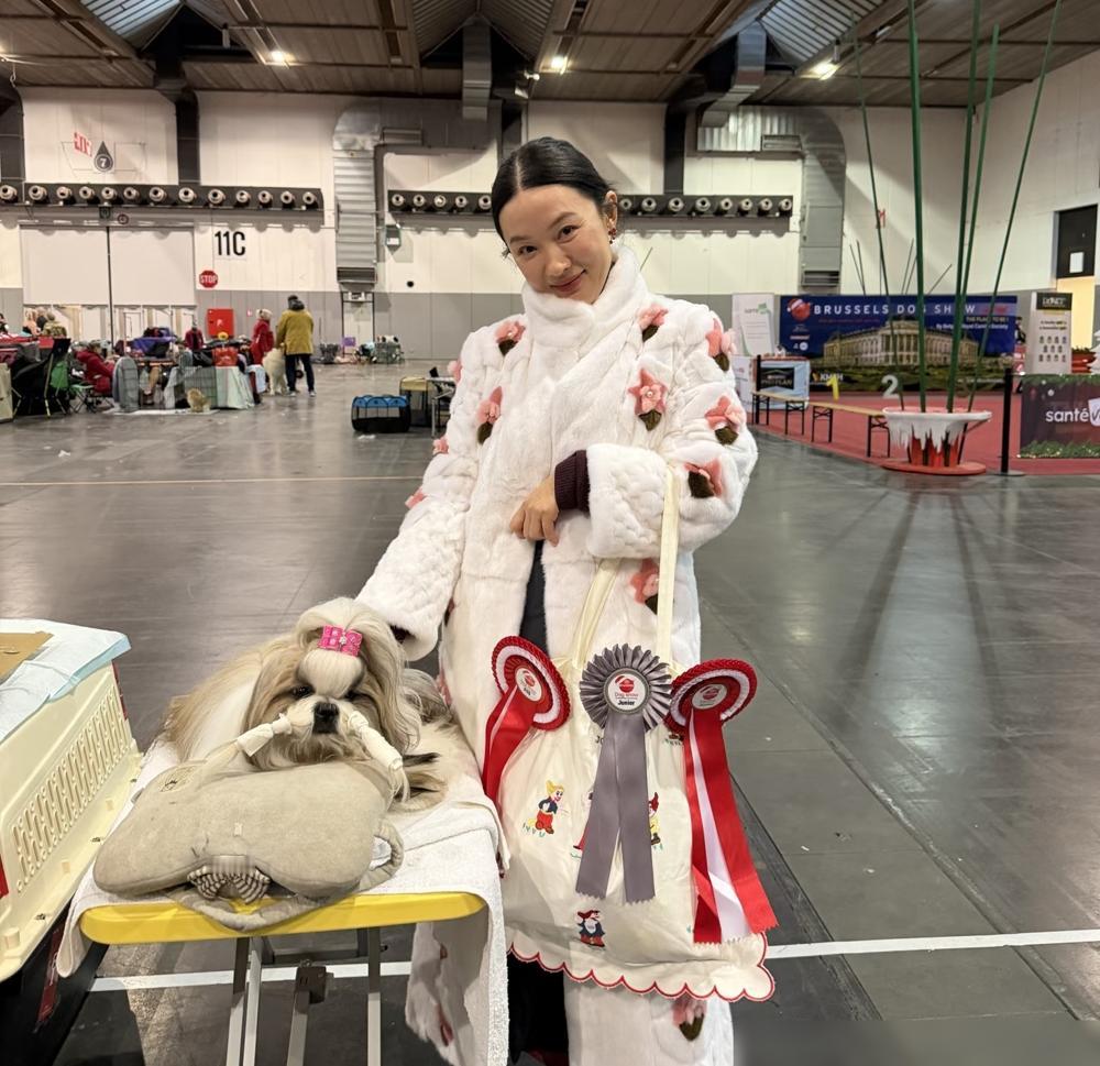 青岛宠物展上，霍思燕挎着香奈儿，脸圆了一圈，我却看出旁人没注意的细节。现场生
