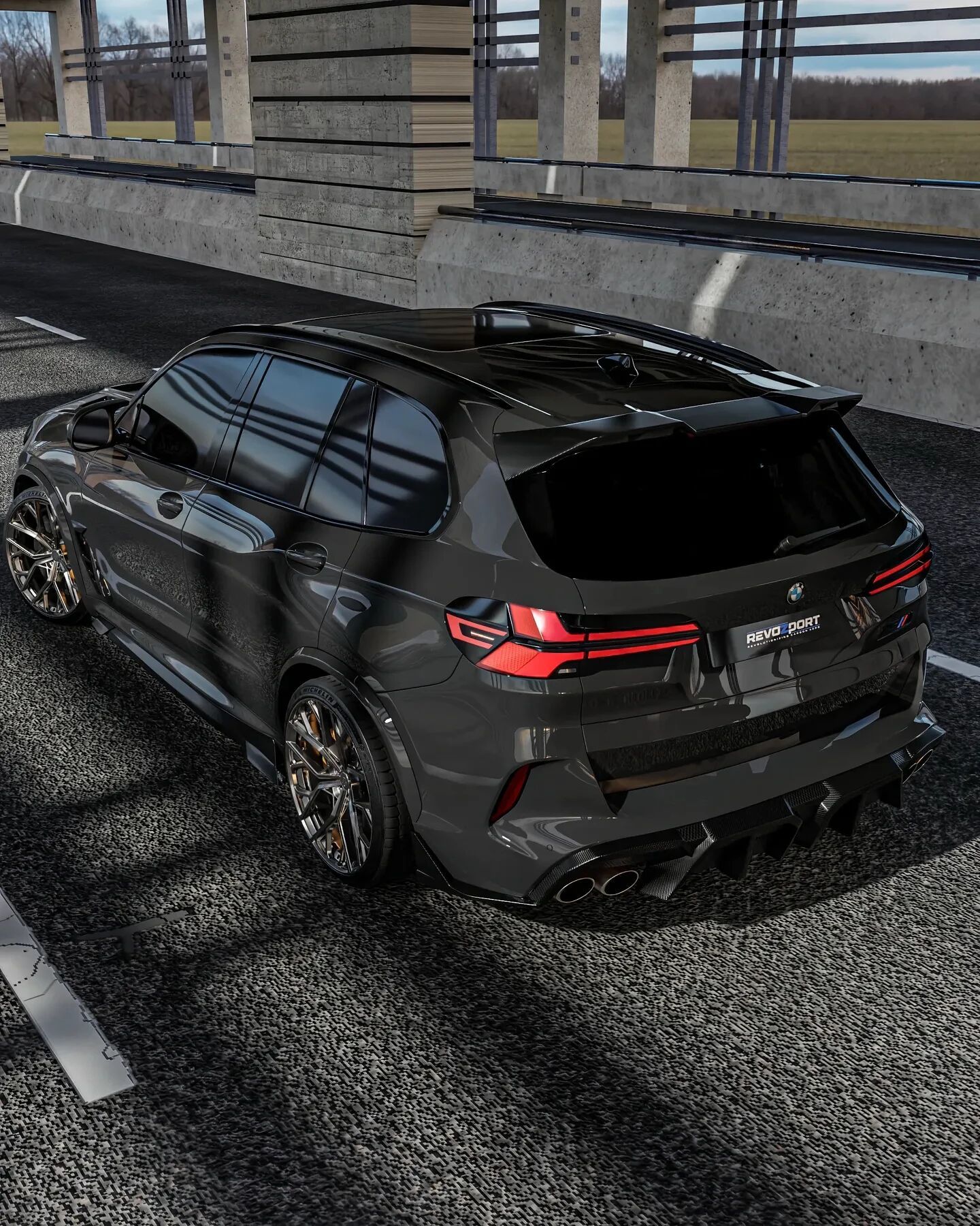 当宝马X5M遇上revo的干碳包围套件，直接拉满战斗气息！这才是公路之王的最终形