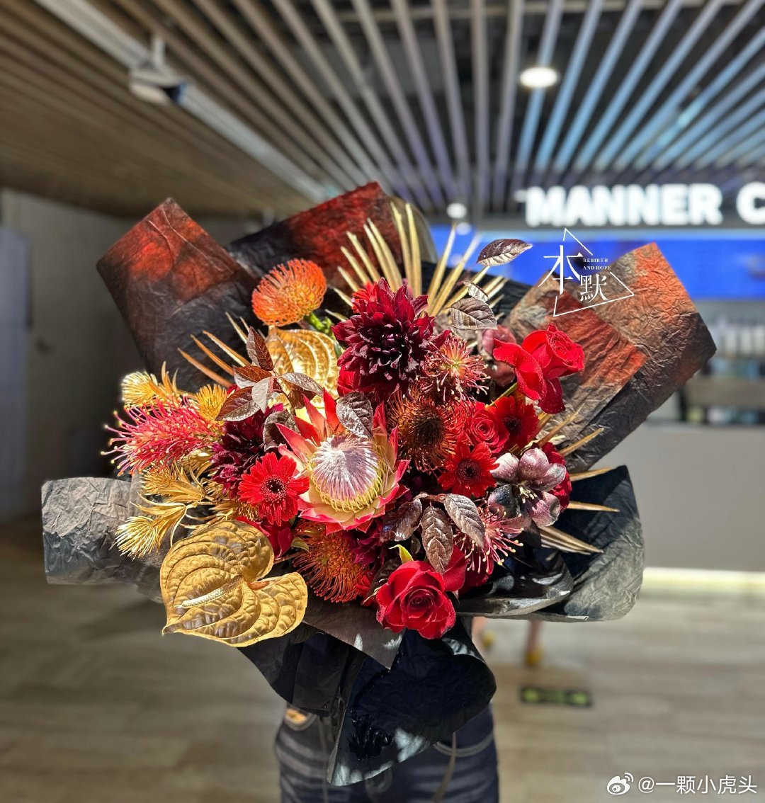品牌方送到片场给肖战的特订花被肖战本人带走了，品牌方和做花束的店铺都好高兴[偷笑