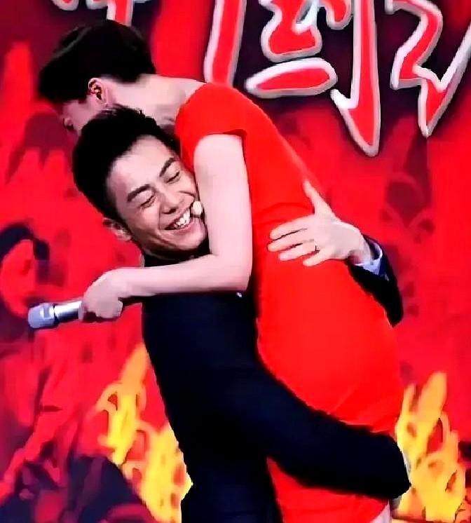 拍《红高粱》那场戏，周迅差点被朱亚文“废”了。朱亚文演余占鳌时为了出那股野劲