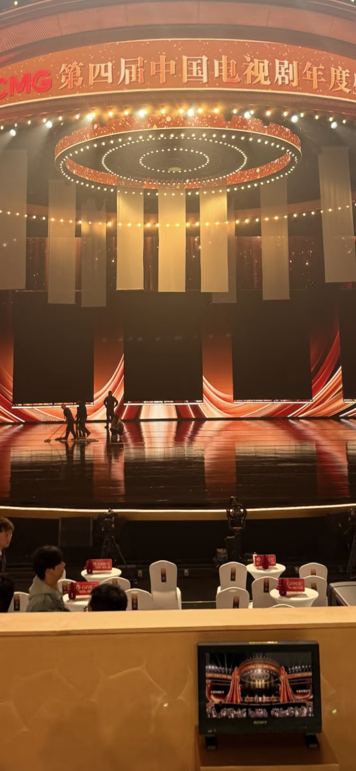 还没啥动静，先看看座位图吧，找到杨幂了cmg内场C位，摄像机正对着