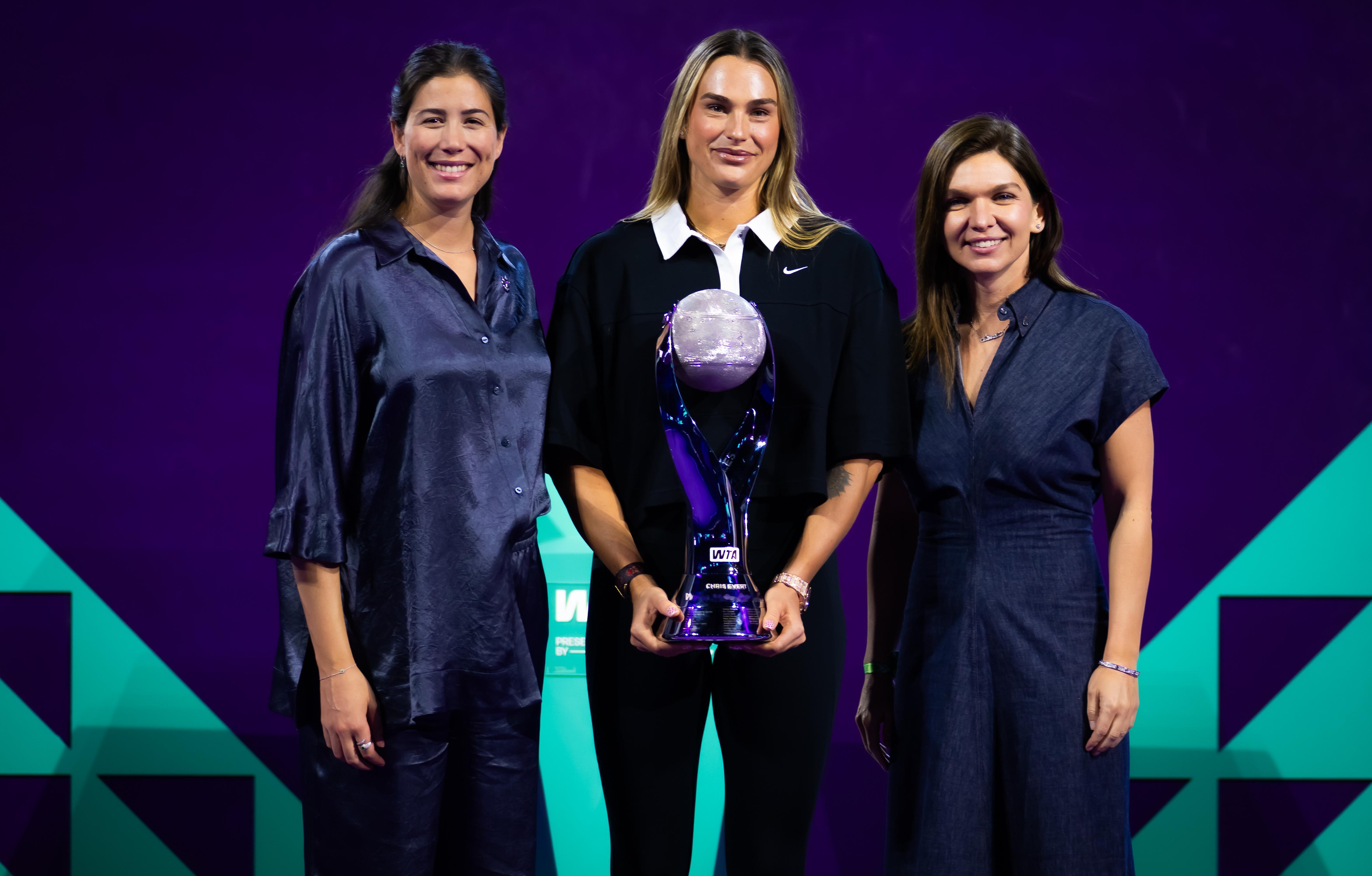 世界第一们的小剧场👀穆古鲁扎和哈勒普作为嘉宾出席萨巴伦卡的年终第一奖杯授予仪式