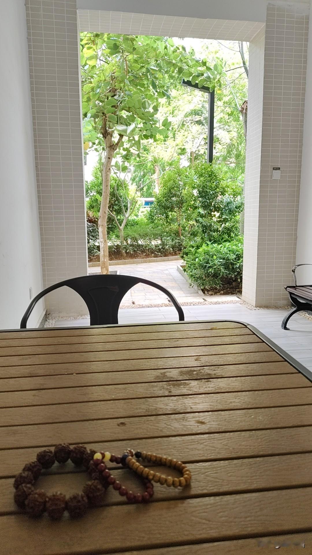 最近杨乐乐哭上了热搜。消失十年全职带娃，为什么这次她偏偏不被同情？！作为汪涵的妻