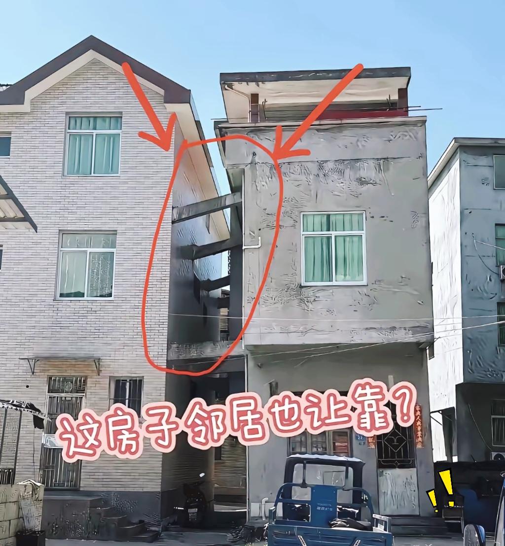 自家建房碰见这种情况真不多见！好心的邻居肯把墙体借出来用，但是两墙之间密密麻麻顶