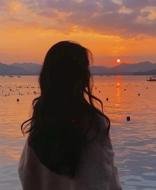 你吃三碗饭不胖，他喝口水都长肉，不是命好命坏，是身体在偷偷算账。基础代谢这事儿