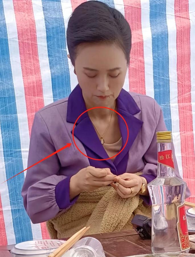 看到这张照片，心都要碎了！4月15日，福建《造城者》片场的紫色西装下，朱媛媛瘦得