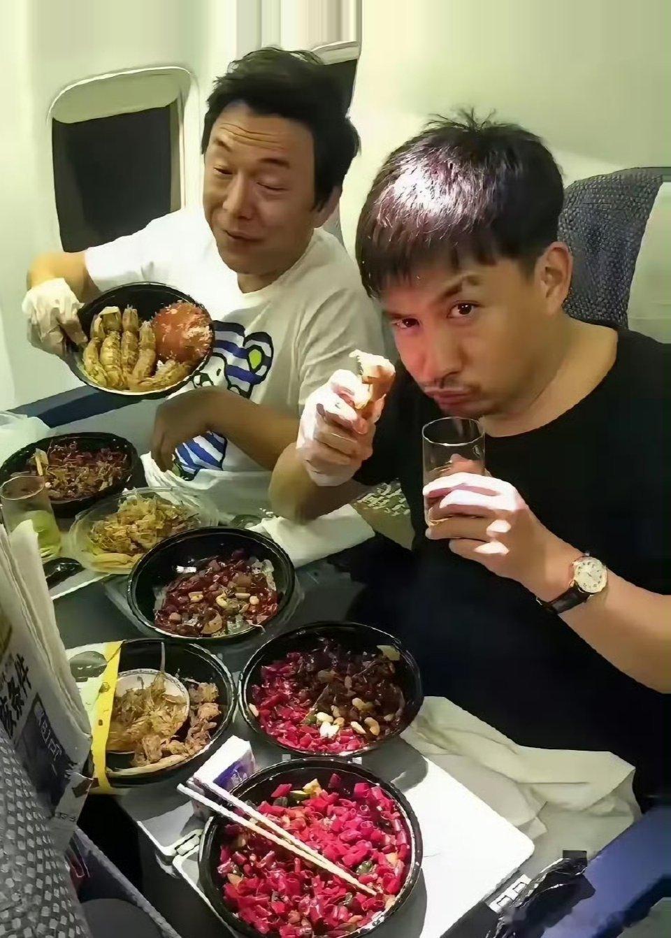 黄渤黄磊飞机上用餐照黄渤老师吃出了艺术感，黄磊老师则吃出了家的味道，这菜糸正好两