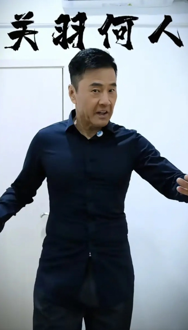 有人说于荣光身高不超过一米九，演关羽有些单薄。还真别说，原著里关公“身长九尺”，