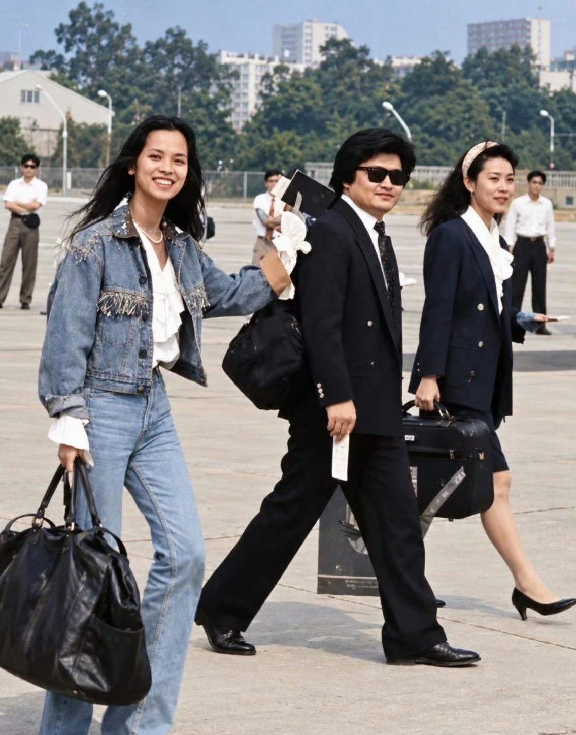 这是1990年啊，那时的穿搭就很潮了呀刘欢夫妇就不说了，韦唯是不是混血美女啊