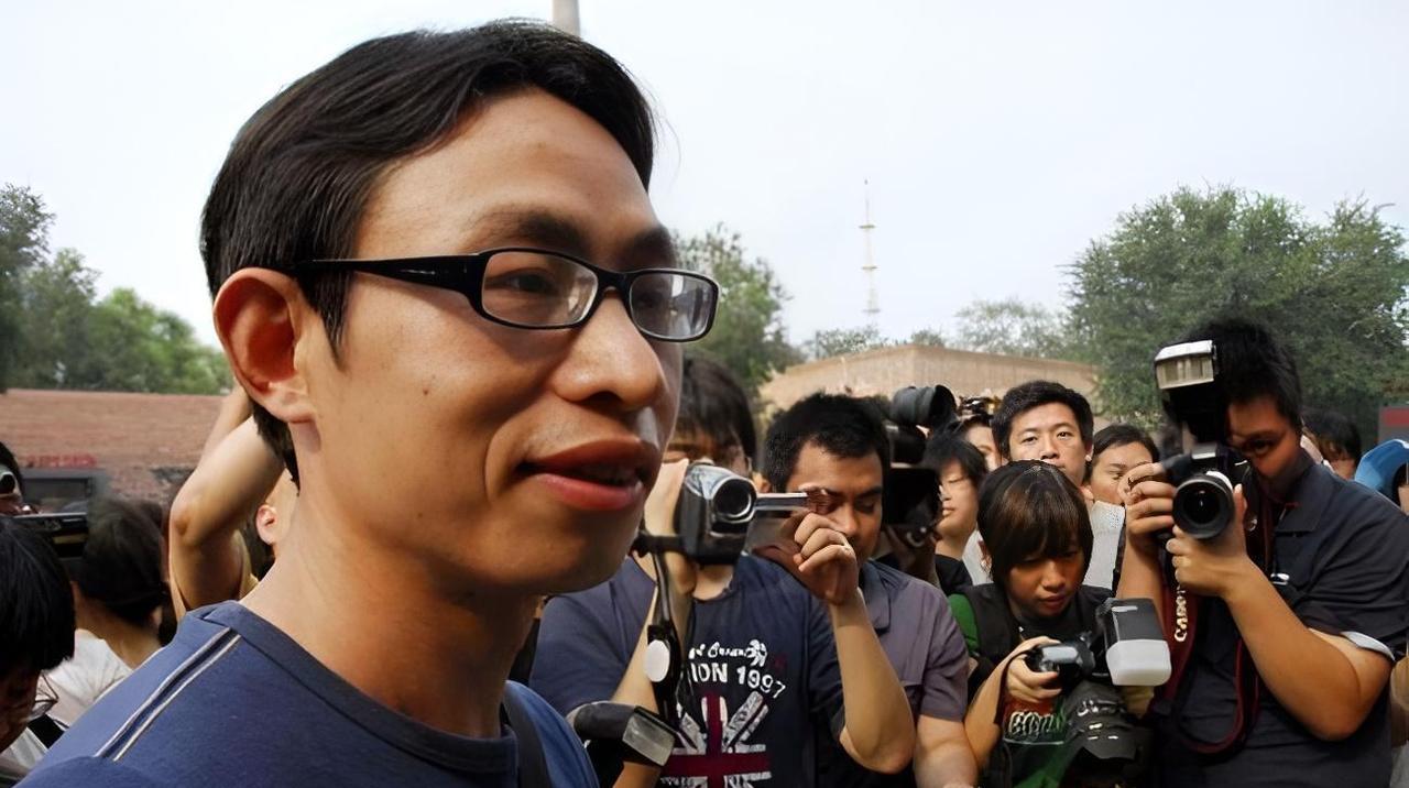 汶川地震爆发时，他抛下了所有学生，独自逃跑：“在这种生死抉择的瞬间，只有为了我的
