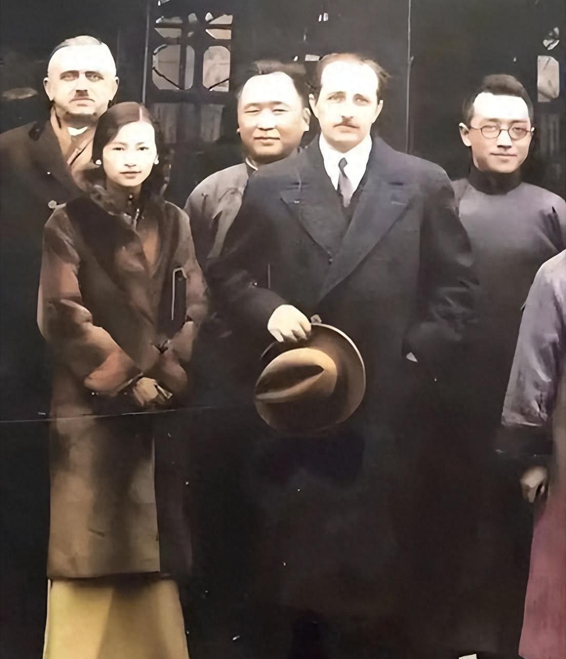 早年林徽因与胡适的合影，当时的她刚满29岁，穿着时髦，气质尽显。很多人聊起林