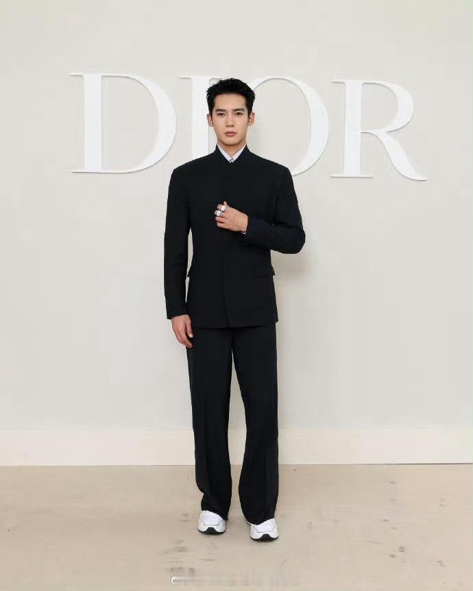 于适、李昀锐出席巴黎男装周DIOR2026春夏大秀dior还挺看重李昀锐的嘛，