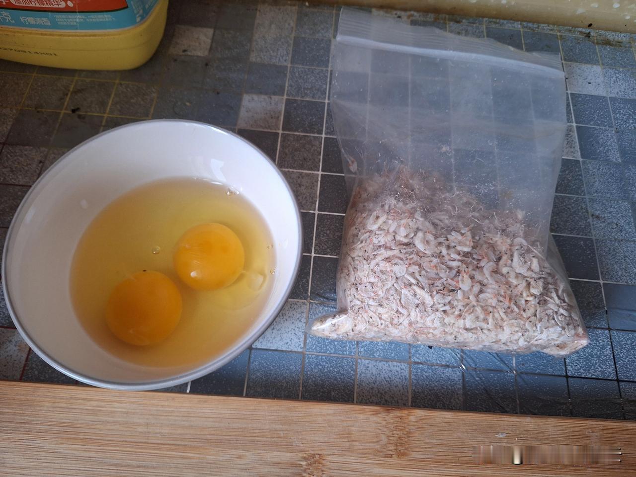 一晃有半个多月没亲自包饺子了，惬意周末，和面、洗菜、调馅，美味饺子吃起来。