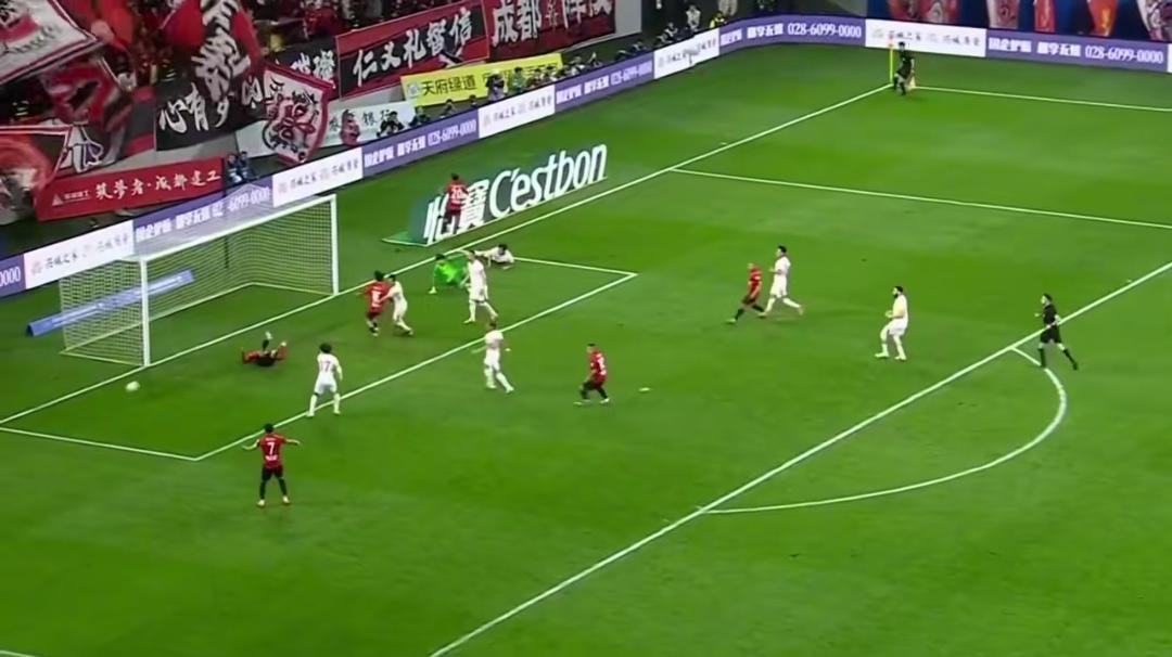 蓉城不应该责怪韩鹏飞吐饼！从某种意义上来说应该感到高兴，毕竟遇到这种解围比进球还