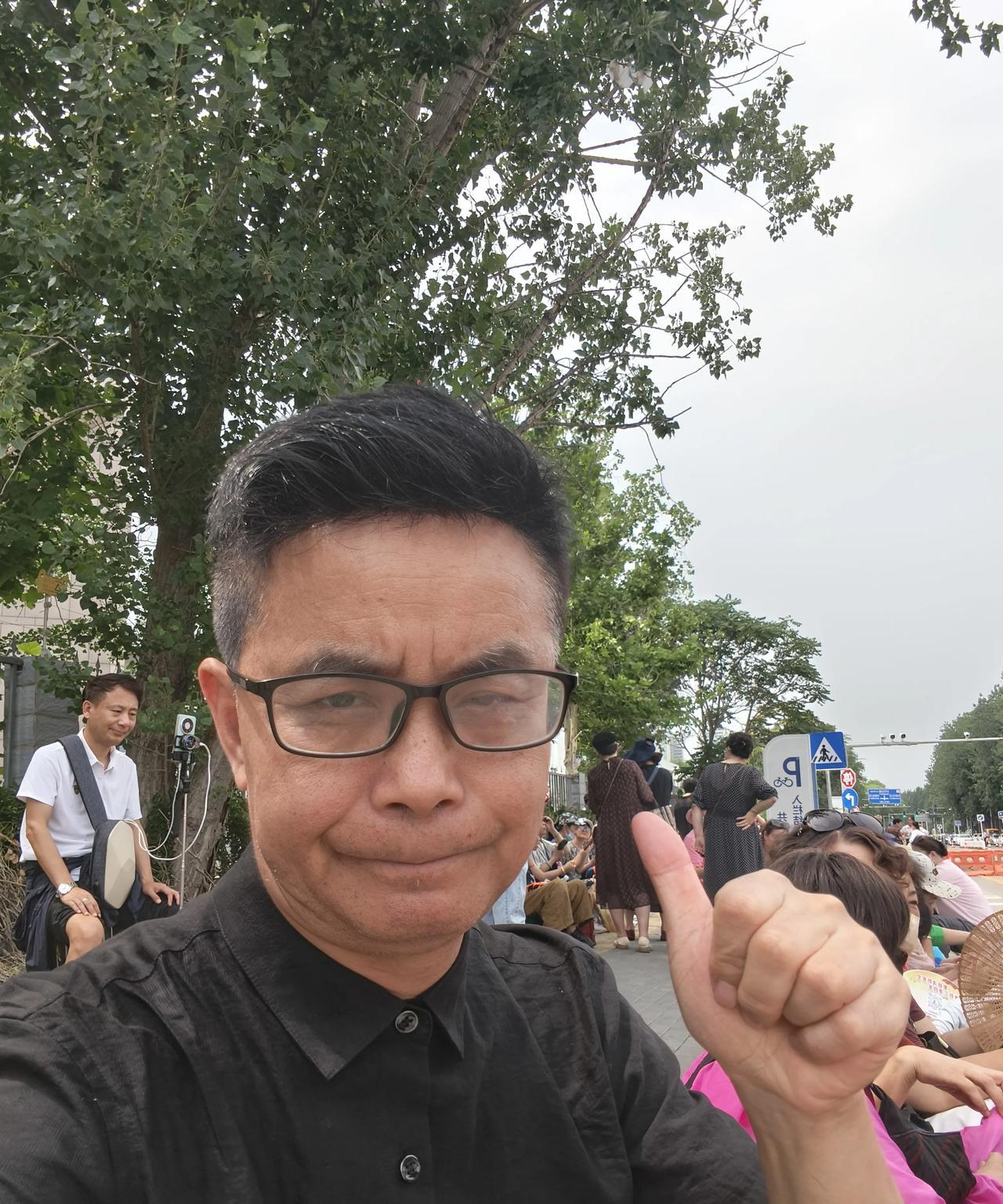 来了，来了，不敢不来！在半小时之前，主播在现场看到，考场外边，是里三层外三层，