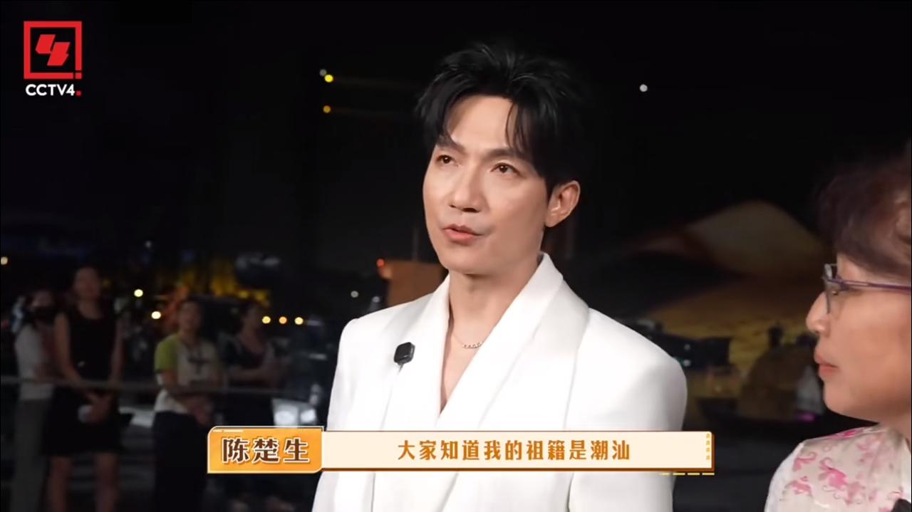 央视秋晚陈楚生后台采访片段来了！主持人裴斐聊起他已是两次登上秋晚舞台。陈楚生介