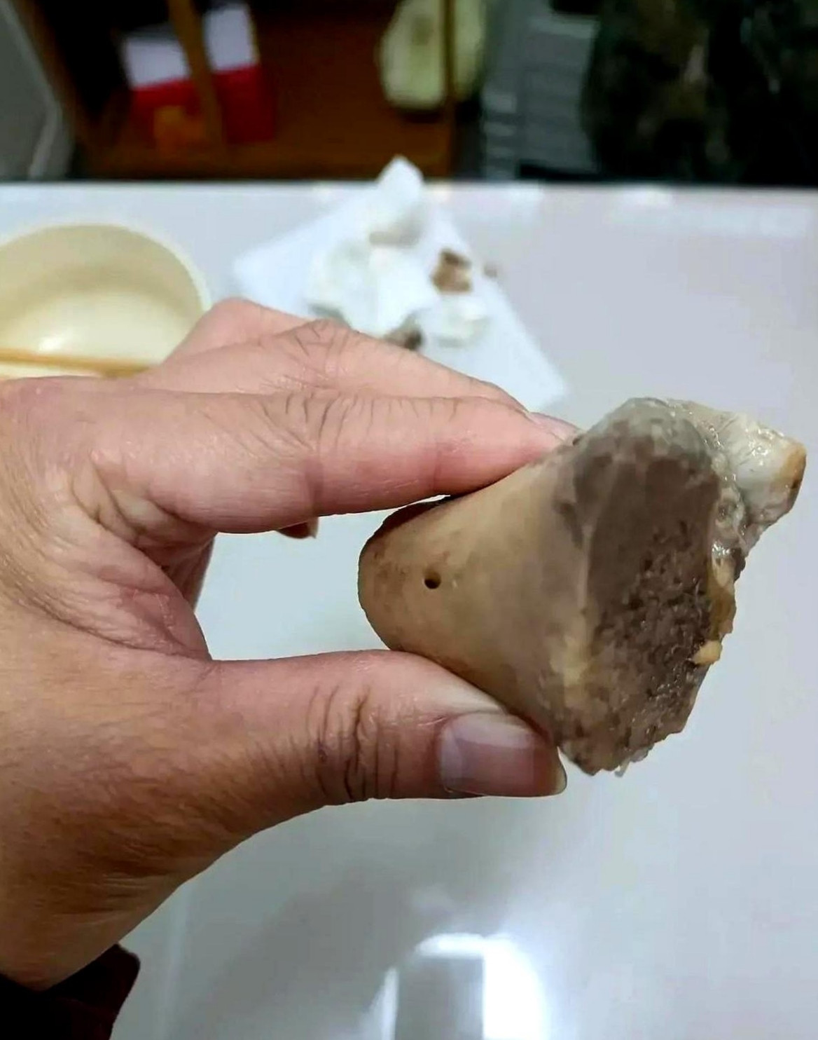 湖北一女子深夜炖好排骨汤，啃骨头时惊觉骨面竟嵌着个光滑孔洞！夫妻俩对着这枚