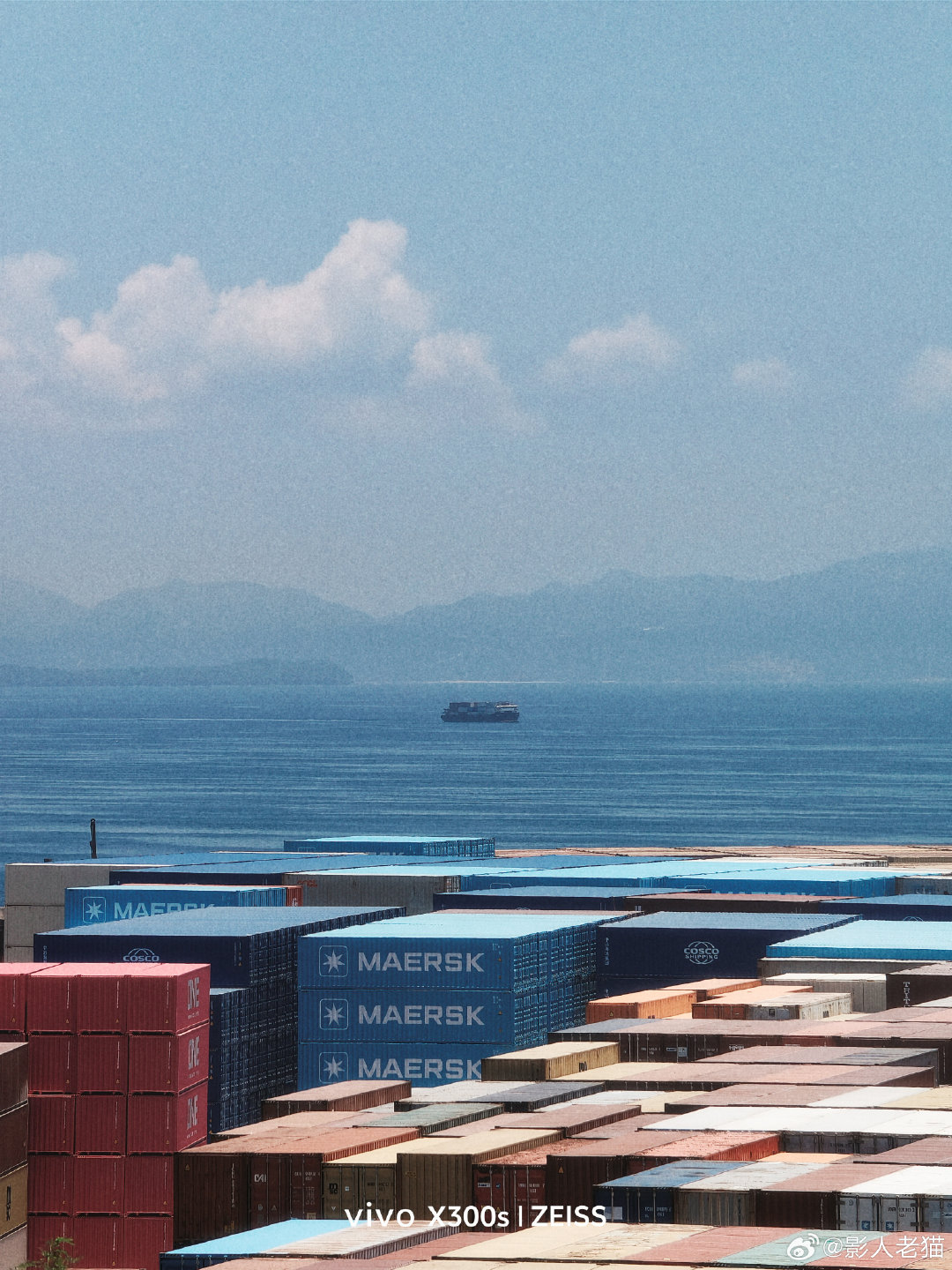 《听海寻风》奔赴海边的夏日时刻🌊船只、礁石与翻涌的浪花，还有海边自在玩耍的人。让海风吹散琐碎情绪，