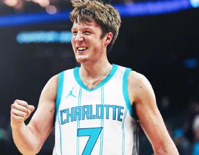 三分王尘埃落定，老大三球有点不够意思啊，本场比赛疯狂出手三分16次，命中了5次，