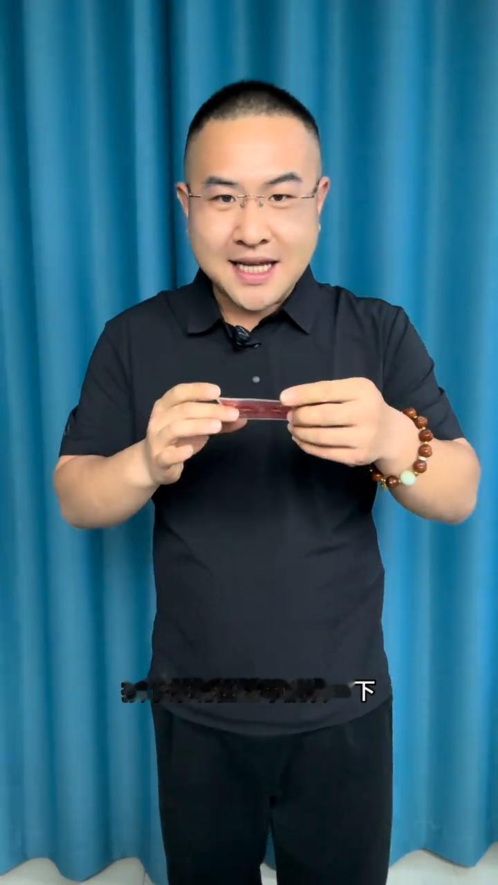 悬浮扑克惊呆观众。曾经红遍大江南北的飞牌魔术今天终于破解了，盯紧他手中的卡片竟