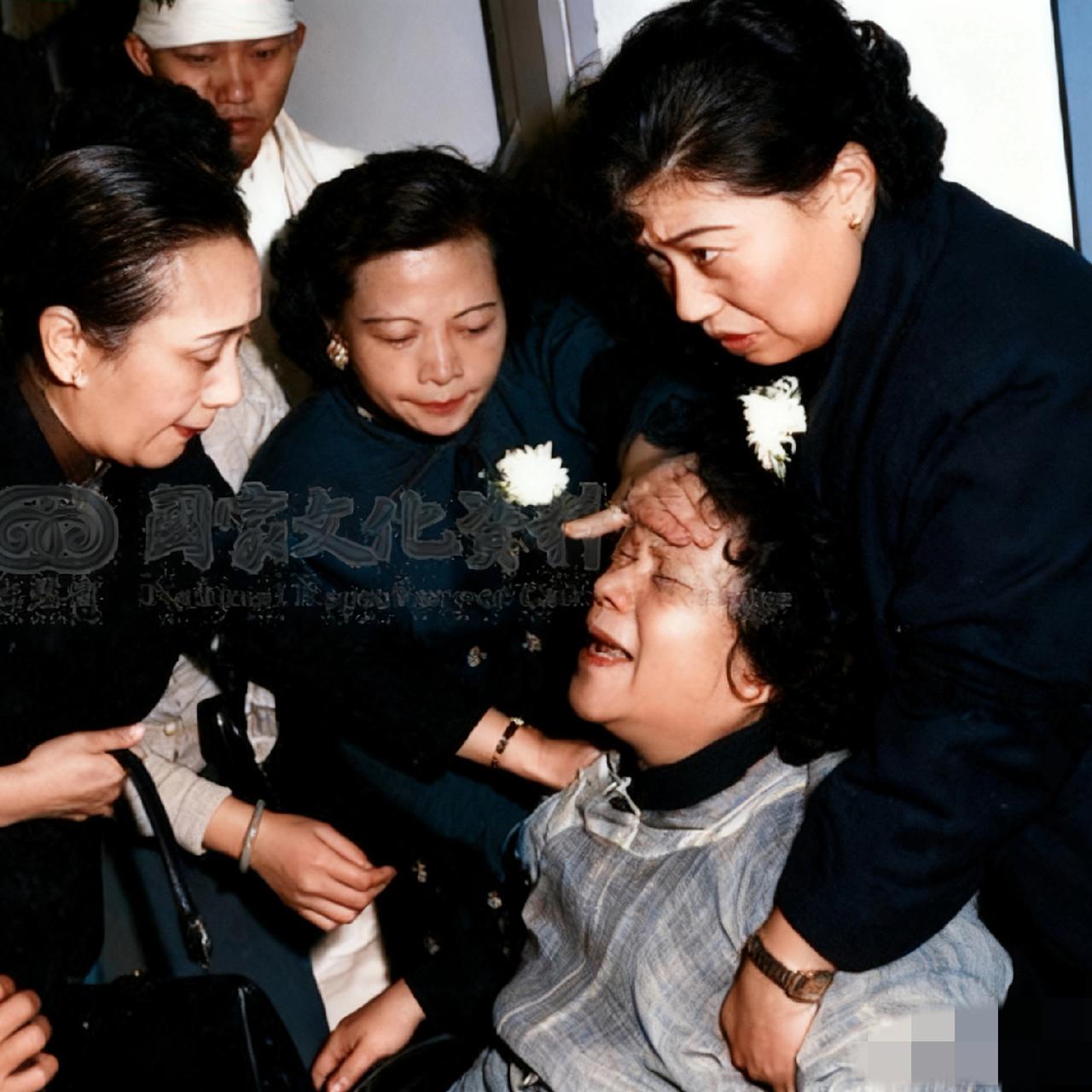 1959年，军统头子郑介民出殡，妻子柯淑芬哭的死去活来，陈诚的妻子谭祥等人赶紧上