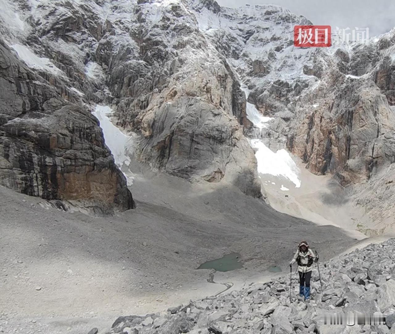 广东惠州，女子和老公去新疆旅游，途径一片无人区时，不小心把手机落在了石头堆里，本