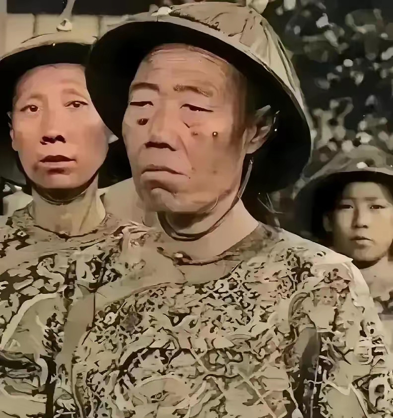 1908年11月15日，西苑仪鸾殿，慈禧太后咽了气。头一天，光绪皇帝刚死。宫里乱成一团。李莲英没乱。