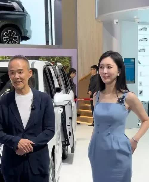 王石不承认田朴珺和他在一起是因为他有钱，他说刚认识时田朴珺现金存款比他多，是他傍