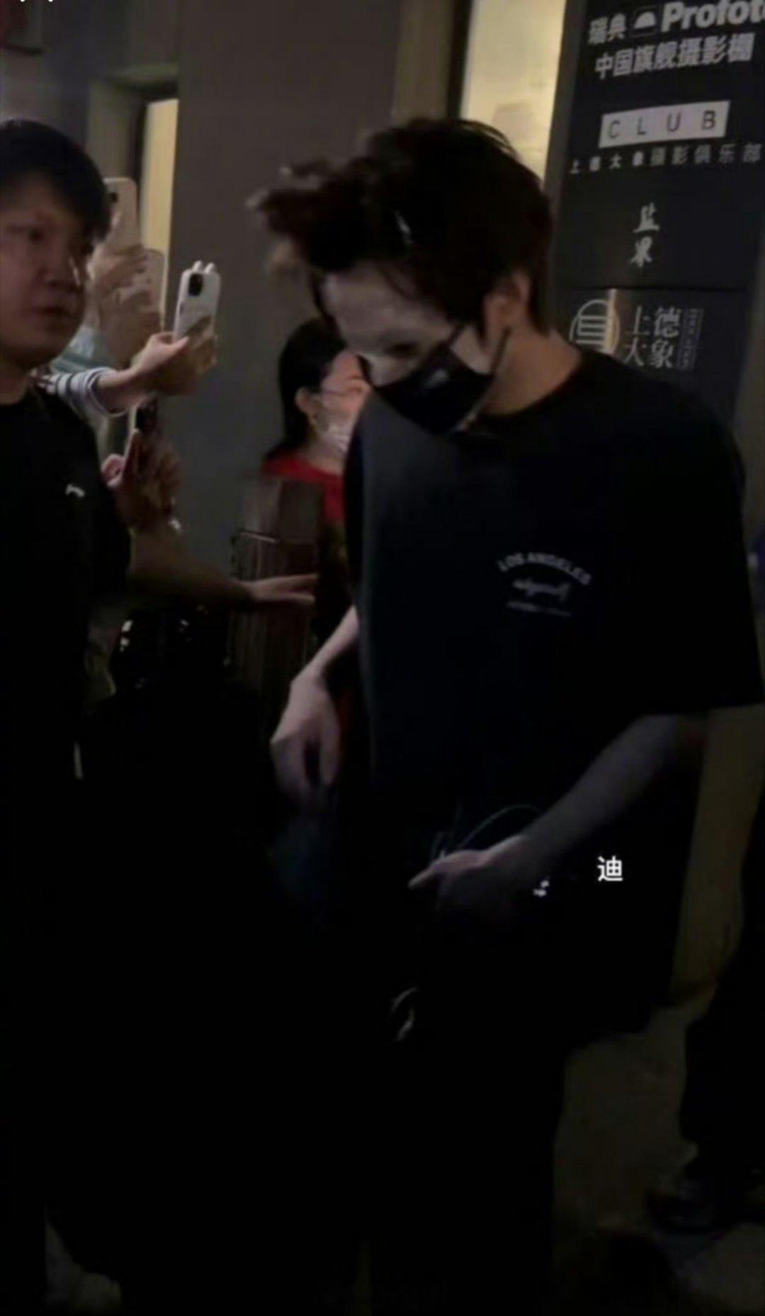 哈哈哈哈哈刘耀文敷着面膜下班了，也是一个很精致的boy了，为了准备演唱会，熬夜估