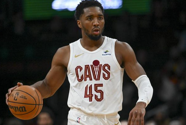 输球原因很简单，就是教练的轮换问题。米切尔也不是没机会赢，教练盲目自大，主力轮