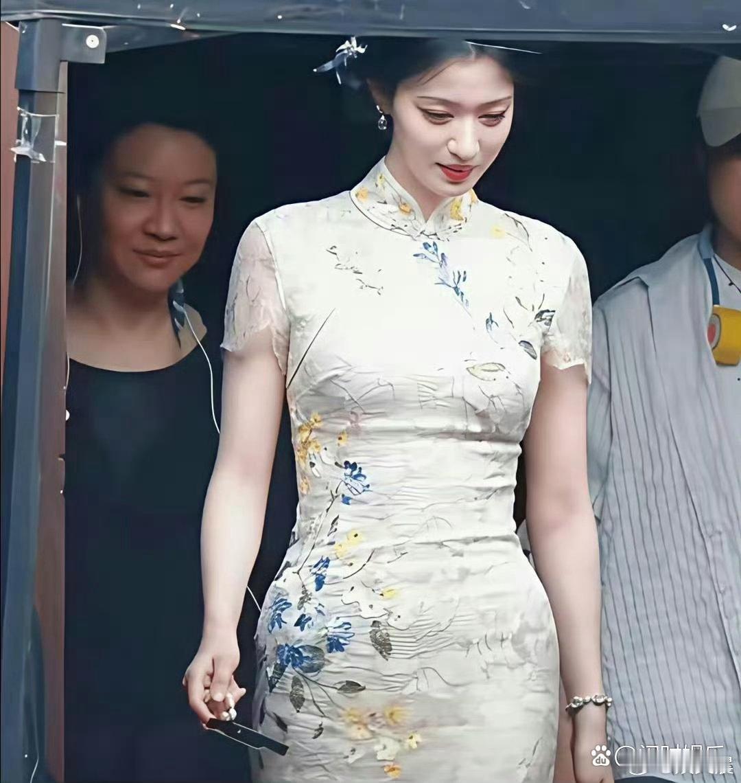 王楚然身形高挑大气，骨架偏大看着比较舒展饱满，自带大方气场，一袭旗袍上身瞬间勾勒