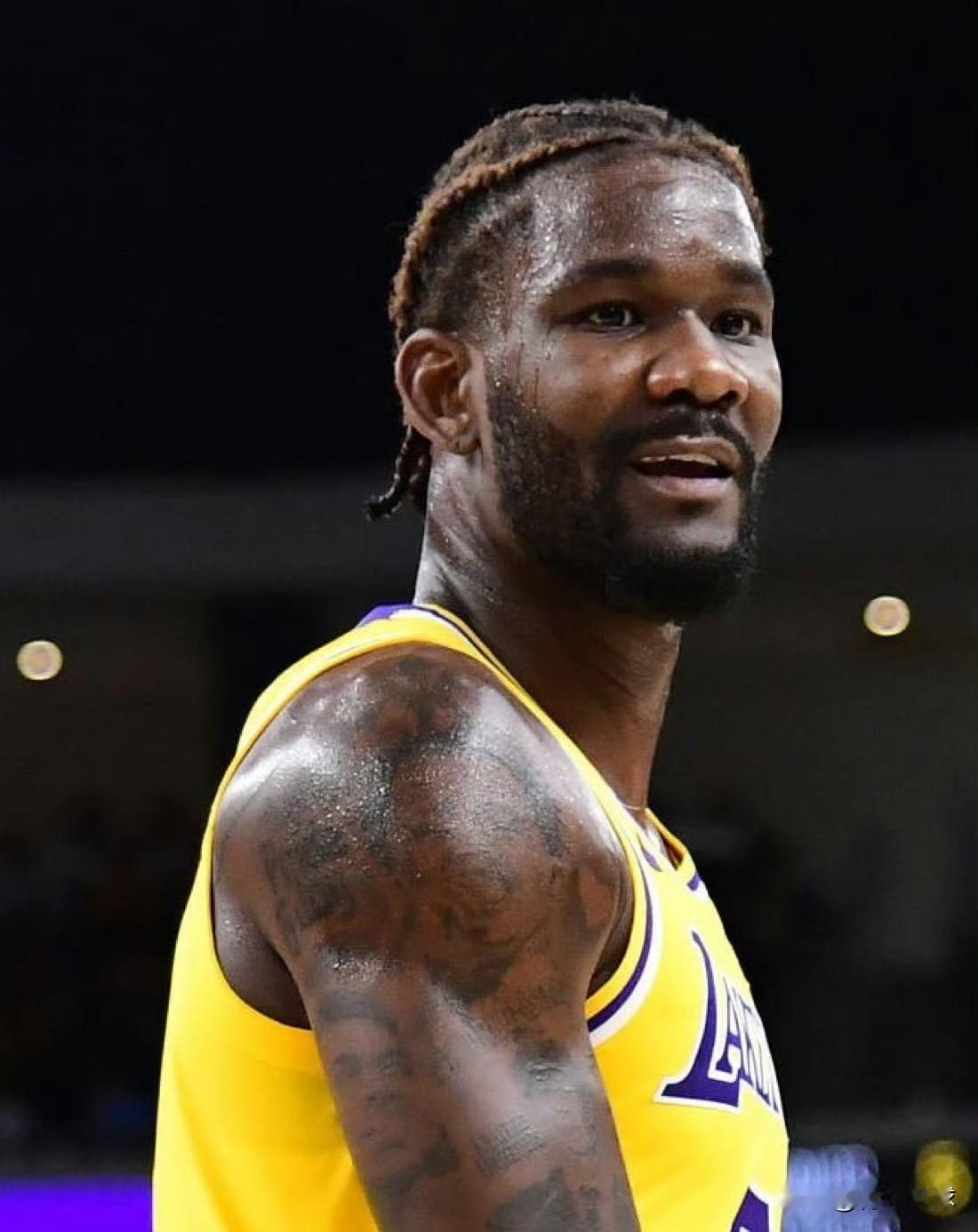 艾顿不满！湖人队内讧了！据湖人队跟队记者DaveMcMenamin报道：在