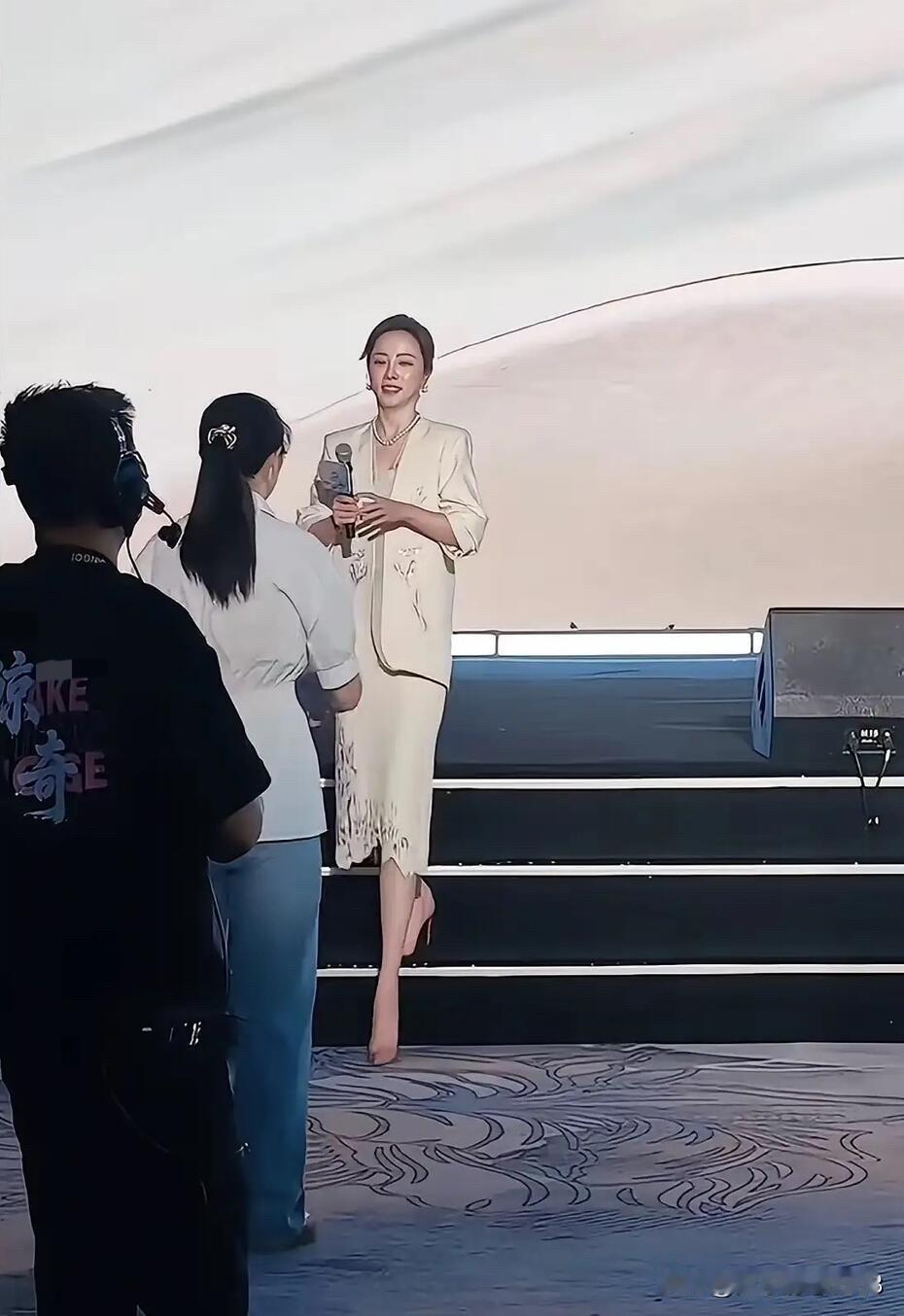 离开央视之后的她越来越有气质了，一袭浅杏色的套装裙大方端庄，个子高挑，身材比例完