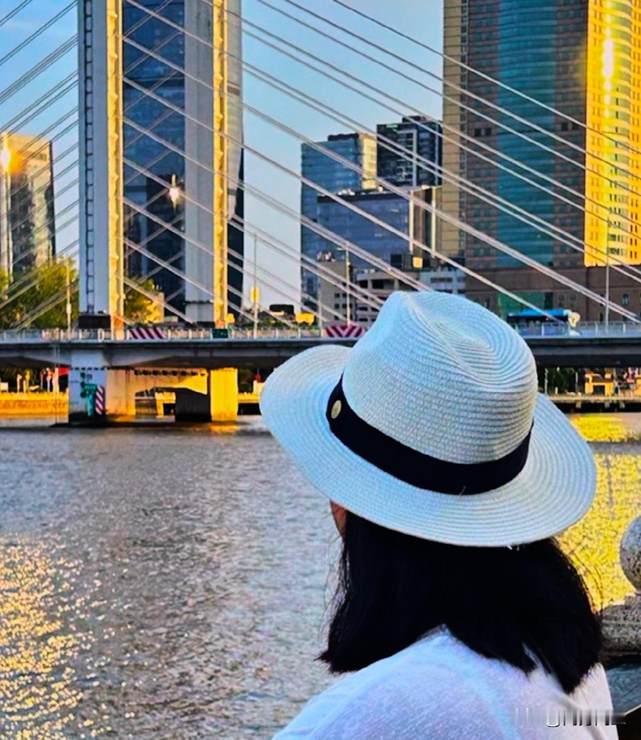 我是在父母经常打架的环境下长大的，那时我是记事的，父亲打母亲，还总是在深夜。有