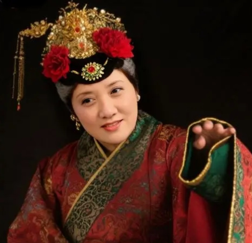 郑晓龙最近筹拍《红楼梦》的消息在网上炒的沸沸扬扬，有人说是全部启用新面孔，又有人