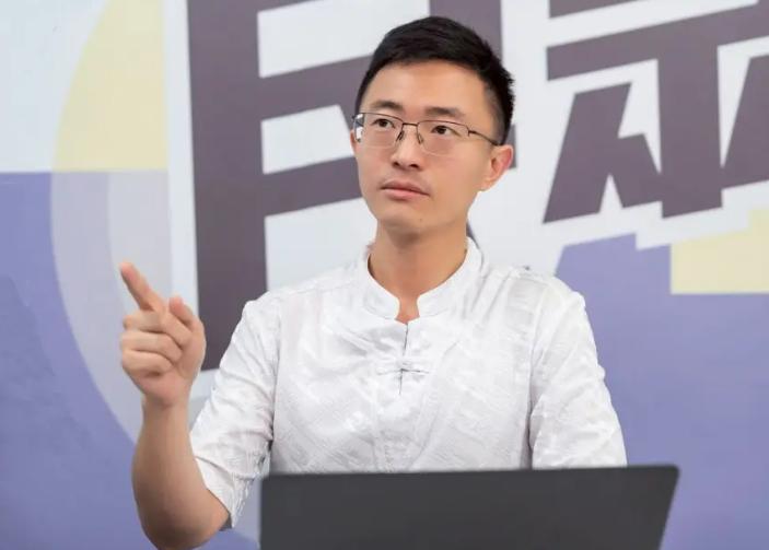 台湾新党副秘书长侯汉廷到机场迎接郑丽文返台，这才是台湾同胞应该有的样子。4