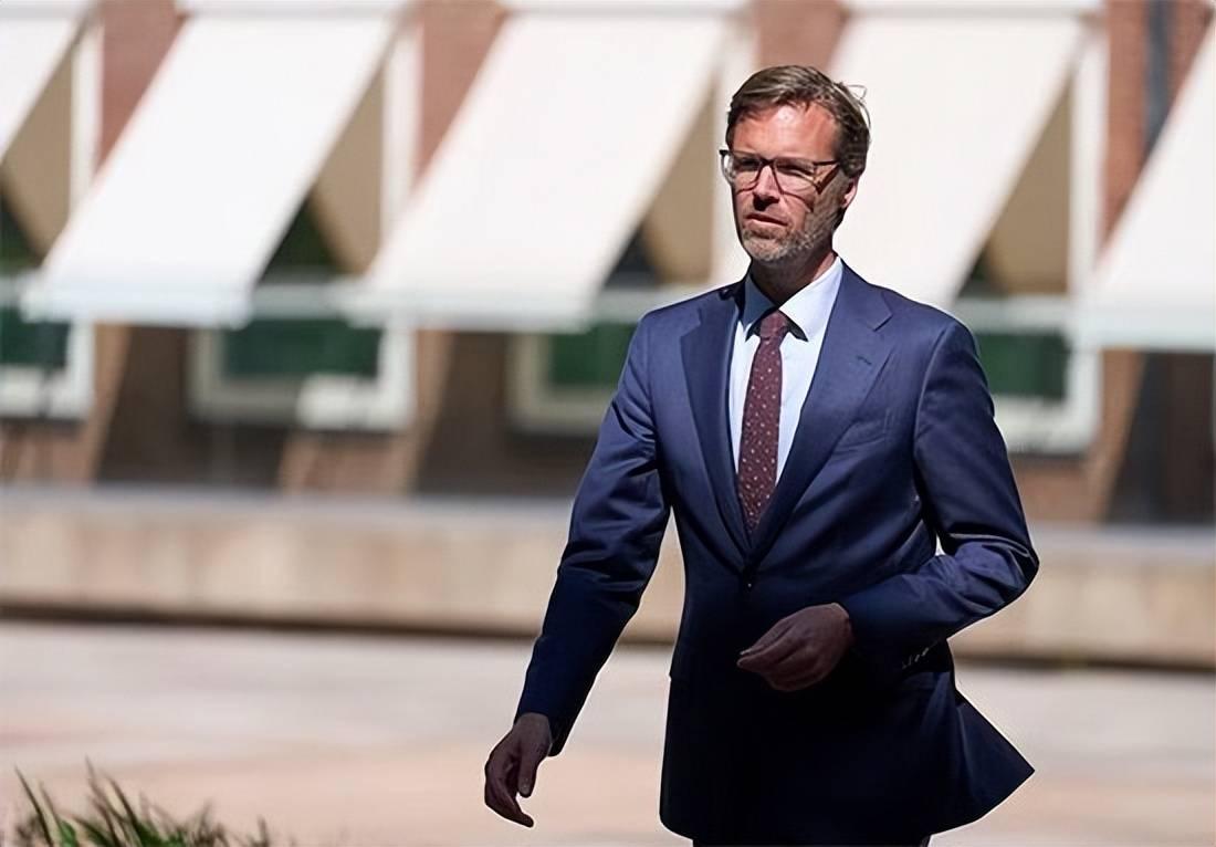 不到一年前，荷兰还气势汹汹以国家安全为由接管安世半导体荷兰总部，明里暗里想掐断中