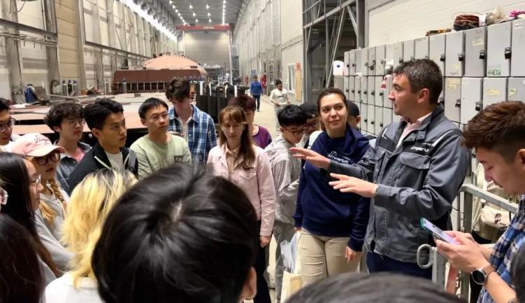 俄罗斯高层主动来北京学造船，这背后的信号远比表面看起来硬得多。10月8日，国庆假