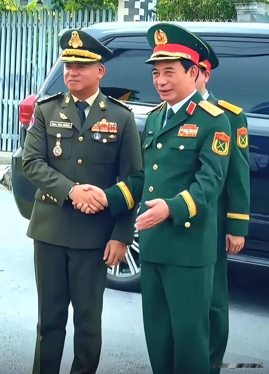 当柬埔寨军装和越南军装遇到一起，哪个更漂亮呢？个人感觉越南军装略显老气，仍然停