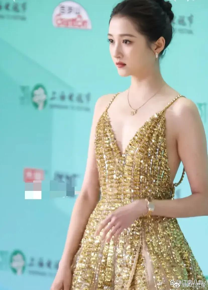 关晓彤有一种见过大世面的沉静和温婉2026上海电视节白玉兰颁奖礼，关晓彤担任串场